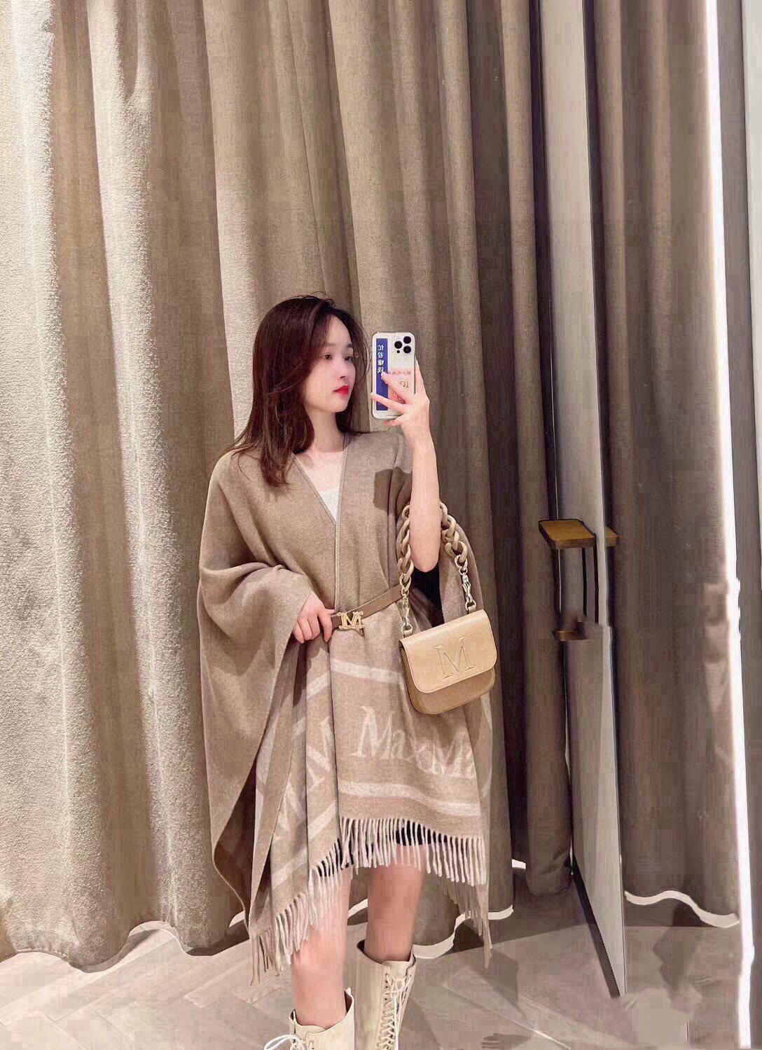 NO:342253,Recommended high-end Maxmara products, the most popular cloak shawl, synchronous counter, new autumn and winter style!  Recommended price for your mother!  The styling function is very powerful!  The real thing is really great!  !  !  Very fine, the fabric is soft and light, real materials, things, and how much does it cost on the cabinet. Everyone knows that this cloak is super stylish with long boots, and it combines comfort and warmth. It is an excellent item suitable for wearing in the cold season. Select the softest small wool raw materials, ingeniously incorporates the purely handmade M-mark design. Size: 130x160cm, lamb wool, it feels very good and does not thorn. High-version scarf, high-version scarf, boots, shawls19860909高版Maxmara臻品推荐,最火的斗篷披肩,同步专柜,秋冬新款！亲妈价格给力推荐！造型功能很强大！实物真的很赞！！！特别精细,面料柔软轻盈,真材实料,东西,柜上多少钱一条大家都知道,这款斗篷配上长筒靴超带范儿,舒适性与保暖性于一体,是适合寒冷时节穿着的绝佳单品.甄选最为柔软小绵羊毛原料,匠心融入纯手工打造的M标设计 尺寸:130x160cm,羊羔毛,手感很好不扎人.高版本围巾,高版本围巾,boots,shawls,scarf