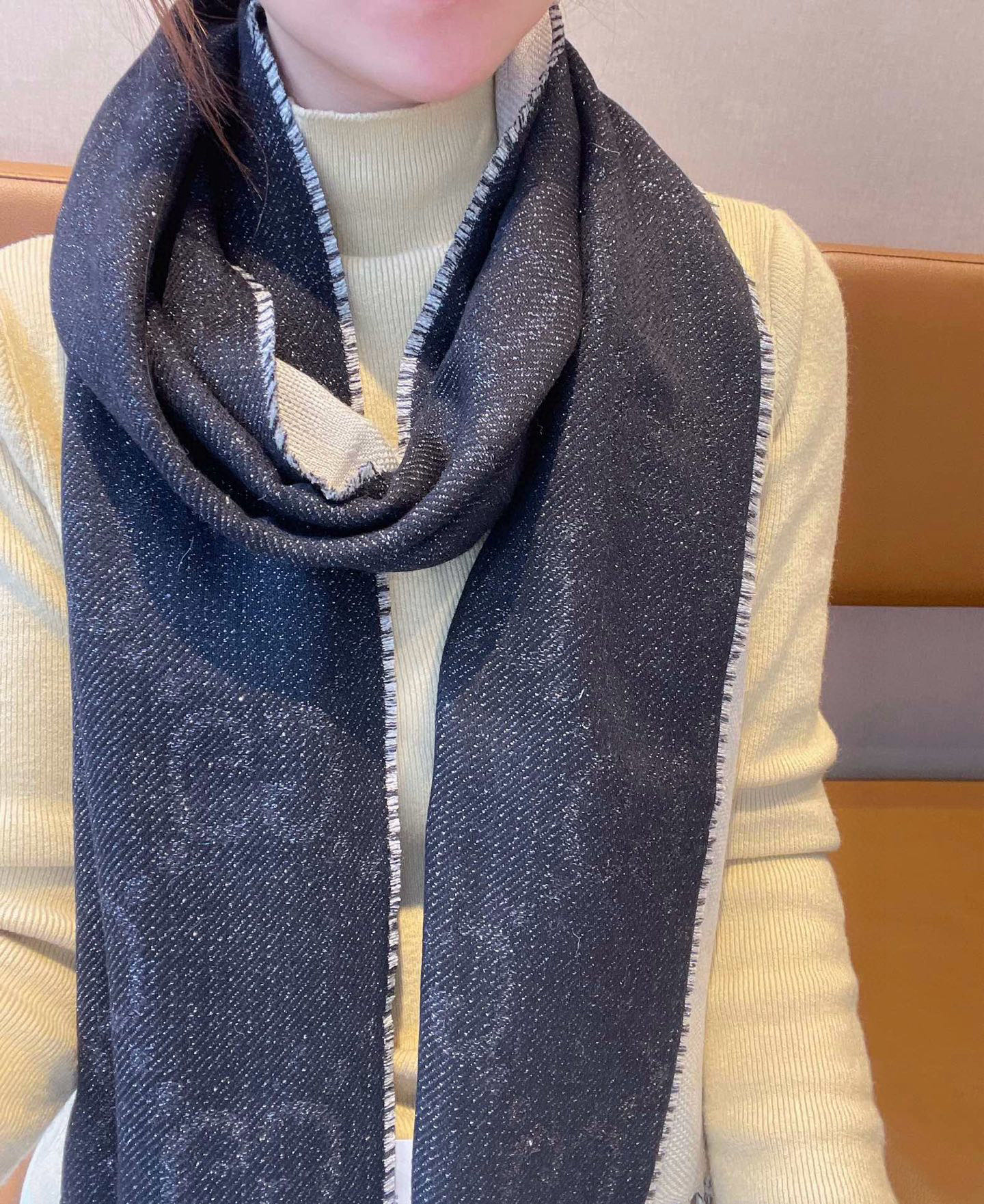 🆕GG品牌标志性元素不断推出妙趣横生的设计，以现代手法令经典单品呈现出时光沉淀的优雅美感。别致的GG图案