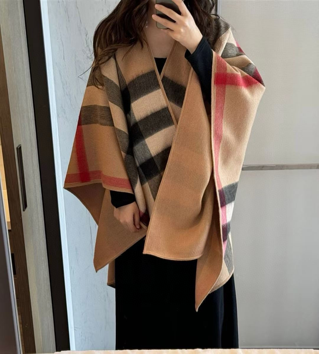 NO:342379,【Burberry shawl high quality real benefits】【Although we compare the quality of my house with any goods on the market!  】The most awesome original order in Burberry history, [Burberry Double-sided Cape] The classic among the classics. This batch of original orders is all included. Originally customized export orders. However, they were detained for unknown reasons. Qc also revealed the reason for the retention. This AB side effect is difficult to weave. The expected counter price is +. It can be compared with cashmere coats and can be worn on both sides. If you don’t buy it, you can buy it. The original tag belt is anti-counterfeiting 140*140.95 cashmere 5 wool international standard. More than 95 are pure cashmere light counters. This order is arranged in the beginning of the year and weaving in the real corner bag edges and other details. High-end people don’t take hundreds of them home and go home to have funerals and go to high-end scarves, high-end scarves, burberry, shawls19860909【Burberry披肩高品质真真正正的福利】【尽管拿市面上任何一家的货来对比我家品质！】Burberry史上最牛掰的原单货,【博柏利双面斗篷】经典中的经典.这批原单全包.本来订制出口单.但是不明原因被扣留,Qc并于透露滞留原因介绍这款AB面效果很难织造预计专柜售价+.可以和羊绒大衣媲美的实用东西而且双面可以两穿.不买它买谁而且原标原吊牌带防伪140*140.95羊绒5羊毛国际标准.超过95都是纯羊绒光专柜这个单都是年初4月份就开始安排纺纱织造看看真角包边等细节高端识货的还不拿上几百条回家偷乐去高版本围巾,高版本围巾,burberry,shawls,scarf