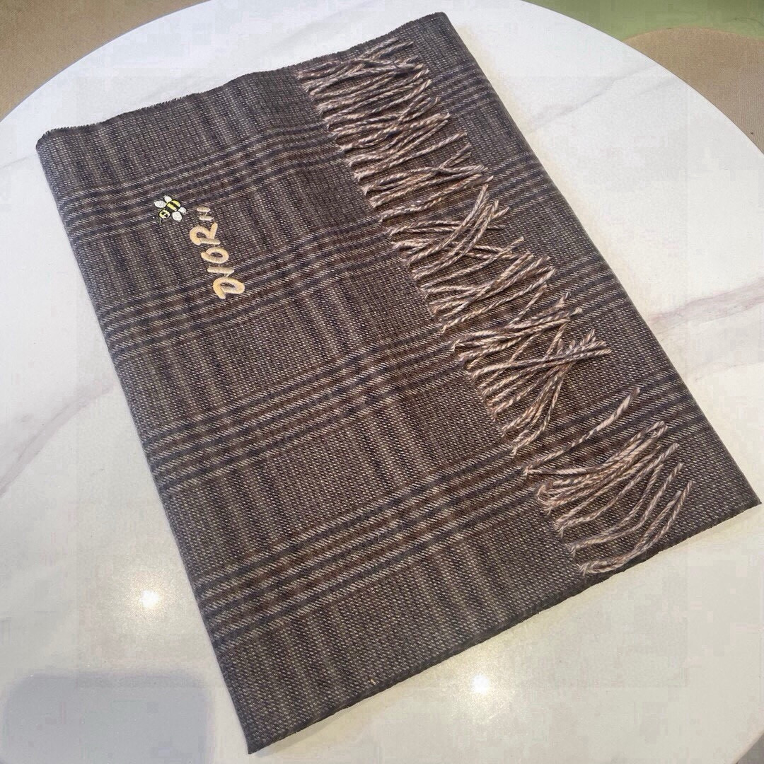 🆕D家尾单❗️非常正的男士围巾‼️大气简约，超级好看的男神配色，任何男生都会喜欢的款吧，D家字母标志加🐝