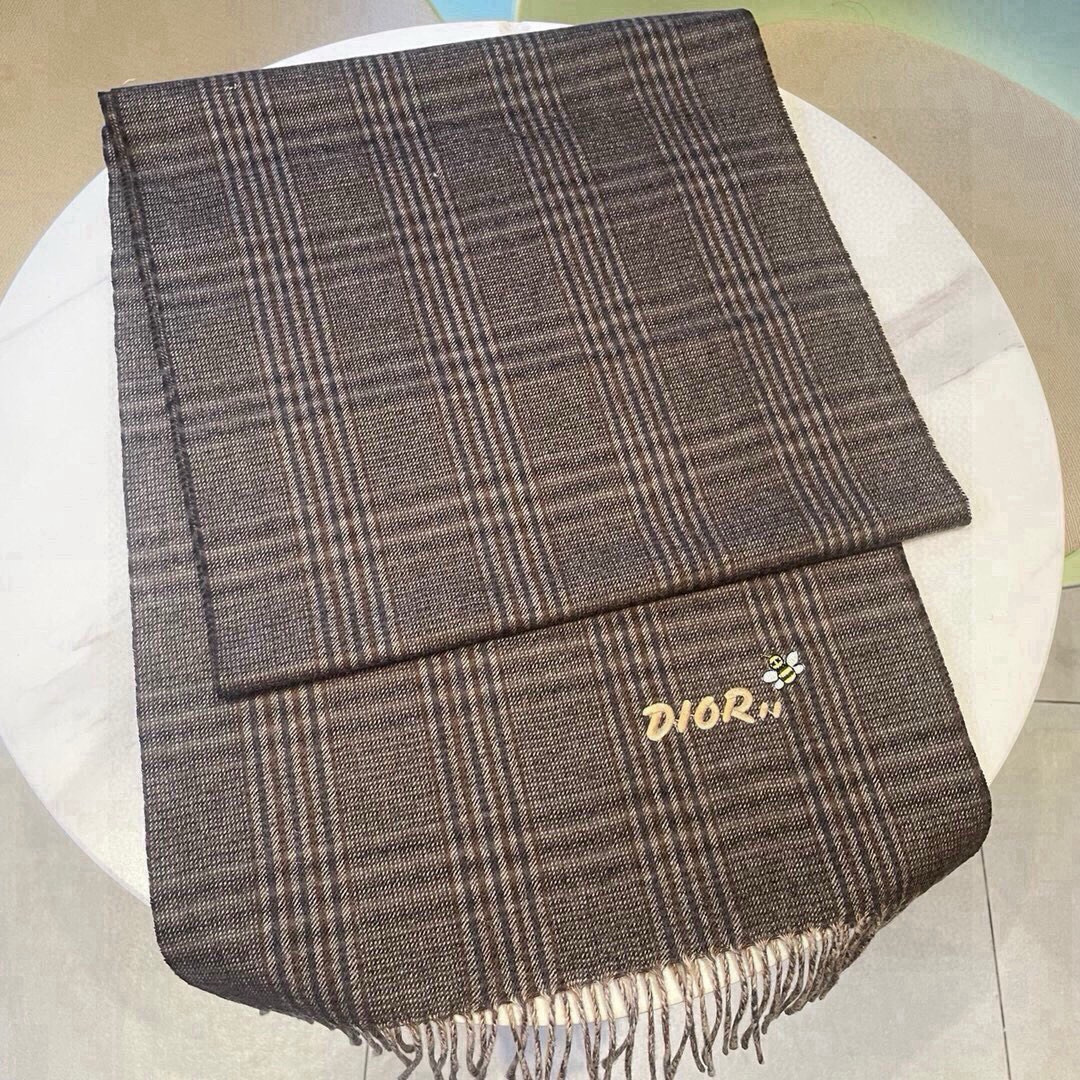 🆕D家尾单❗️非常正的男士围巾‼️大气简约，超级好看的男神配色，任何男生都会喜欢的款吧，D家字母标志加🐝