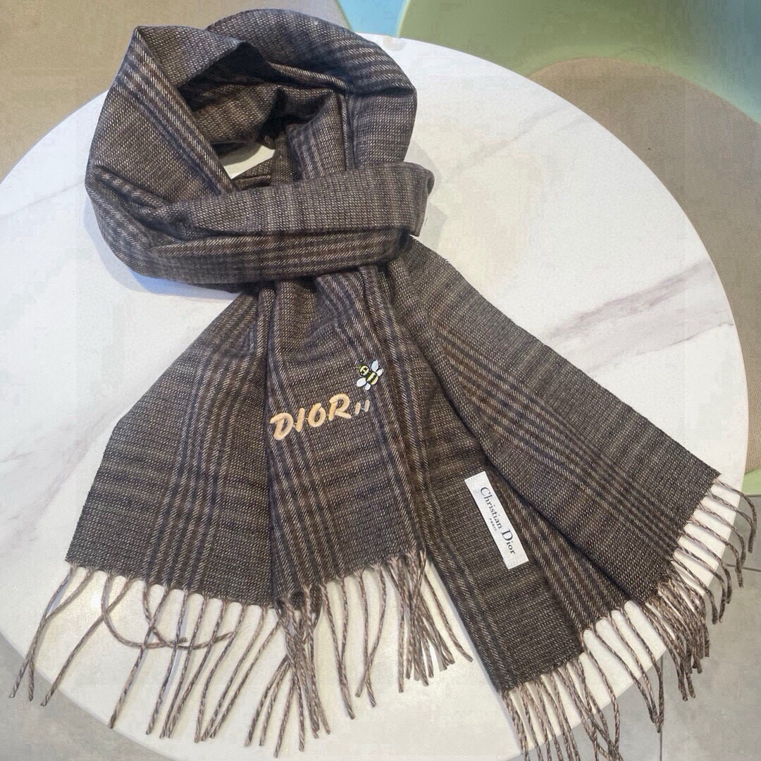 🆕D家尾单❗️非常正的男士围巾‼️大气简约，超级好看的男神配色，任何男生都会喜欢的款吧，D家字母标志加🐝