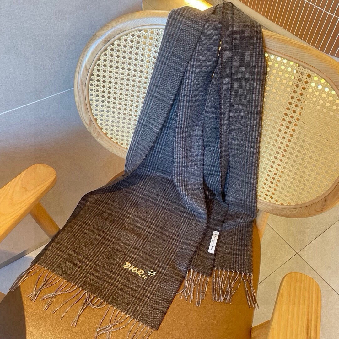 🆕D家尾单❗️非常正的男士围巾‼️大气简约，超级好看的男神配色，任何男生都会喜欢的款吧，D家字母标志加🐝