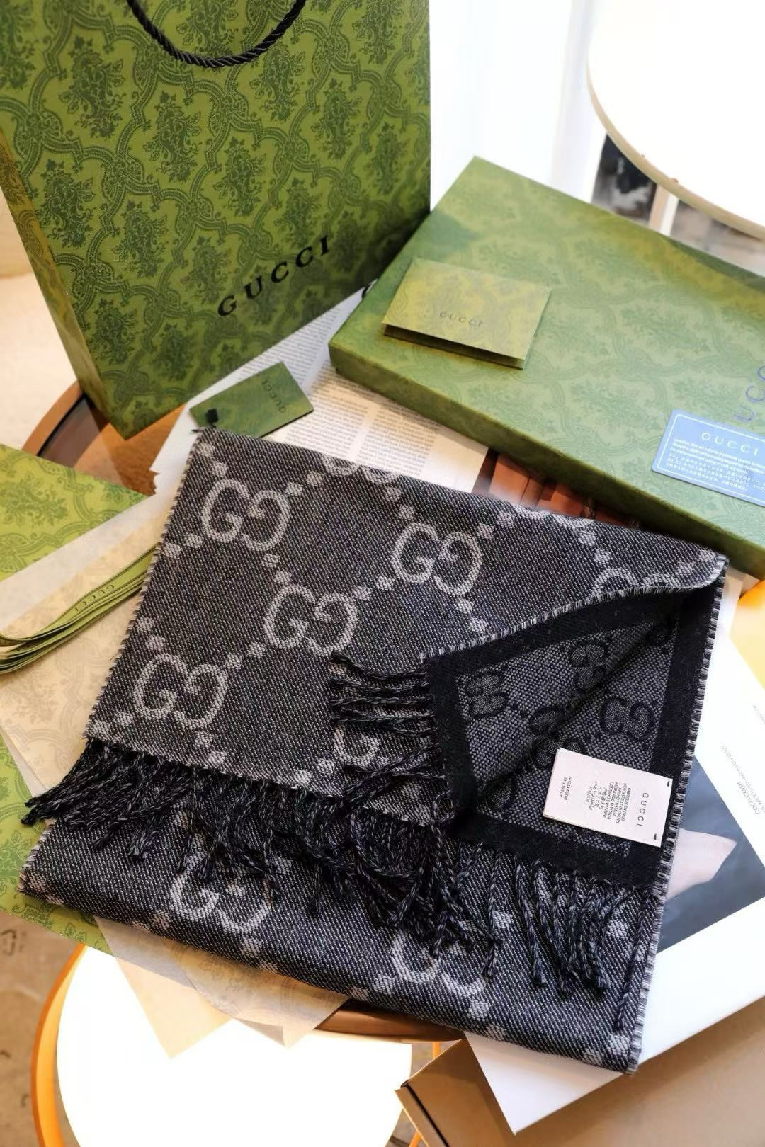 NO:511267,Gucci new scarf, the same style as men and women, this contrasting color is so classic. The texture does not tie the neck, and it looks white. The low-key luxury, the ultimate soft and elite master-level fashionable scarf. This Gucci wool jacquard scarf is more and more popular. The more you look at it, the more fashionable it becomes. This craftsmanship and color matching is not ordinary. I really like this master-level fashionable feeling. People with attitude will definitely like it!  This design is more relaxed, more advanced, more atmospheric, and more affordable. It is recommended to hold a scarf in your hand and still airy like holding a cloud. Finally, this biggest feature also has the design sense of jacquard craftsmanship, which perfectly presents the classic gglogo!  34*194cm, Lane wool, high-quality scarf without tying, high-quality scarf, gucci19860909Gucci新款围巾,男女同款这个撞色实在太经典啦,质地不扎脖子,而且很显白,低调的奢侈感极品柔美精英高手级别的时髦感围巾这款Gucci羊毛提花围巾越看越爱,越看越时髦这种工艺和配色一看就知道不是一般的,非常非常喜欢这种高手级别的时髦感,有态度的时髦人一定会喜欢！这样的设计更舒展,更高级,更大气,更加经得起推荐围巾握在手里就跟握着云朵般的仍空气绵绵感真的非常高级最后,这个最大的特色还有提花工艺的设计感,将经典的gglogo另一种完美呈现！34*194cm,莱恩羊毛,手感不扎有质感高版本围巾,高版本围巾,gucci,scarf