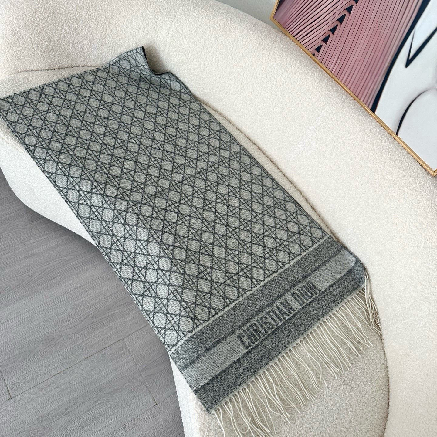 🆕CD新款菱格银丝羊绒双面提花大披肩‼️Blingbling 的银光闪闪，柔软亲肤，凭实力火出圈的经典款