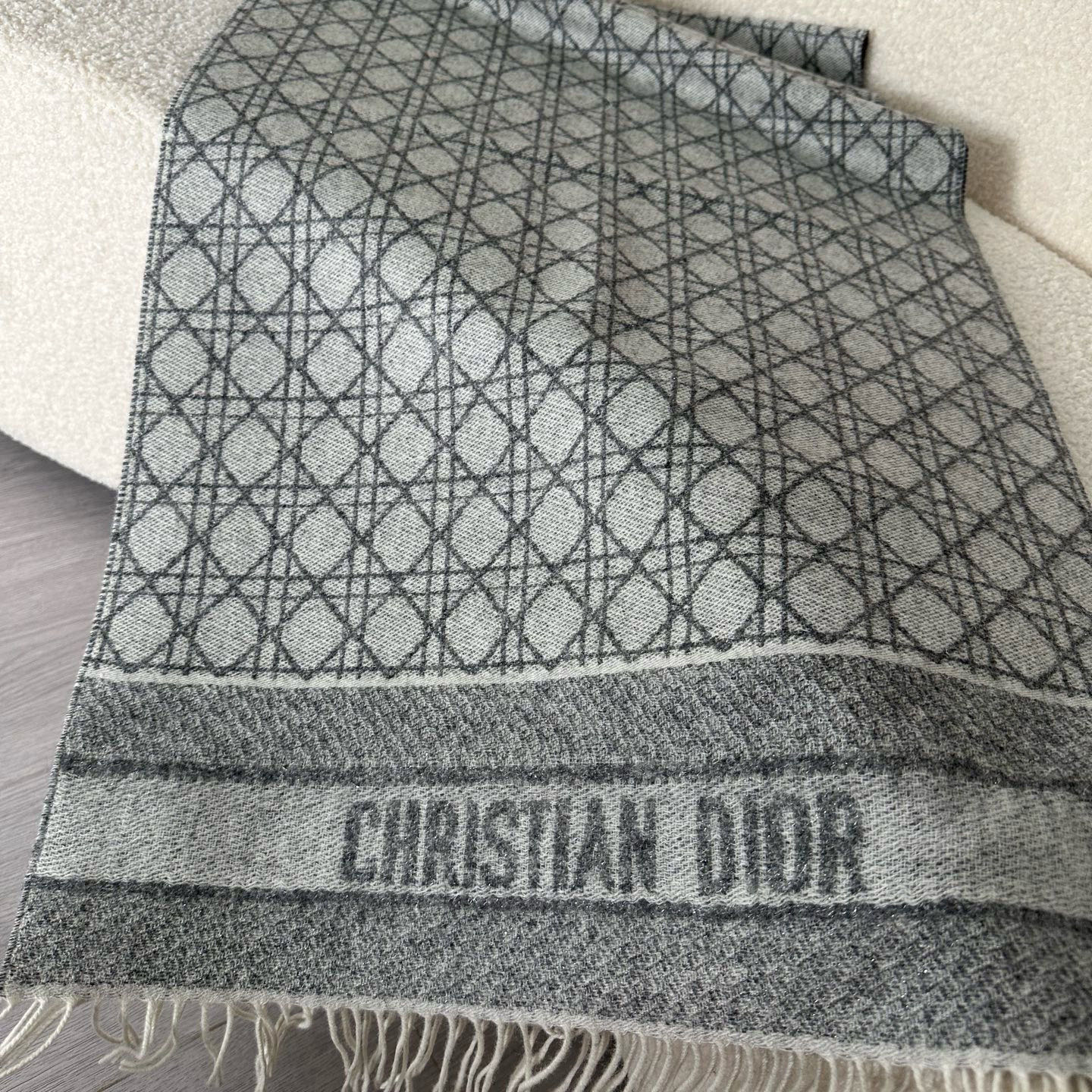 🆕CD新款菱格银丝羊绒双面提花大披肩‼️Blingbling 的银光闪闪，柔软亲肤，凭实力火出圈的经典款