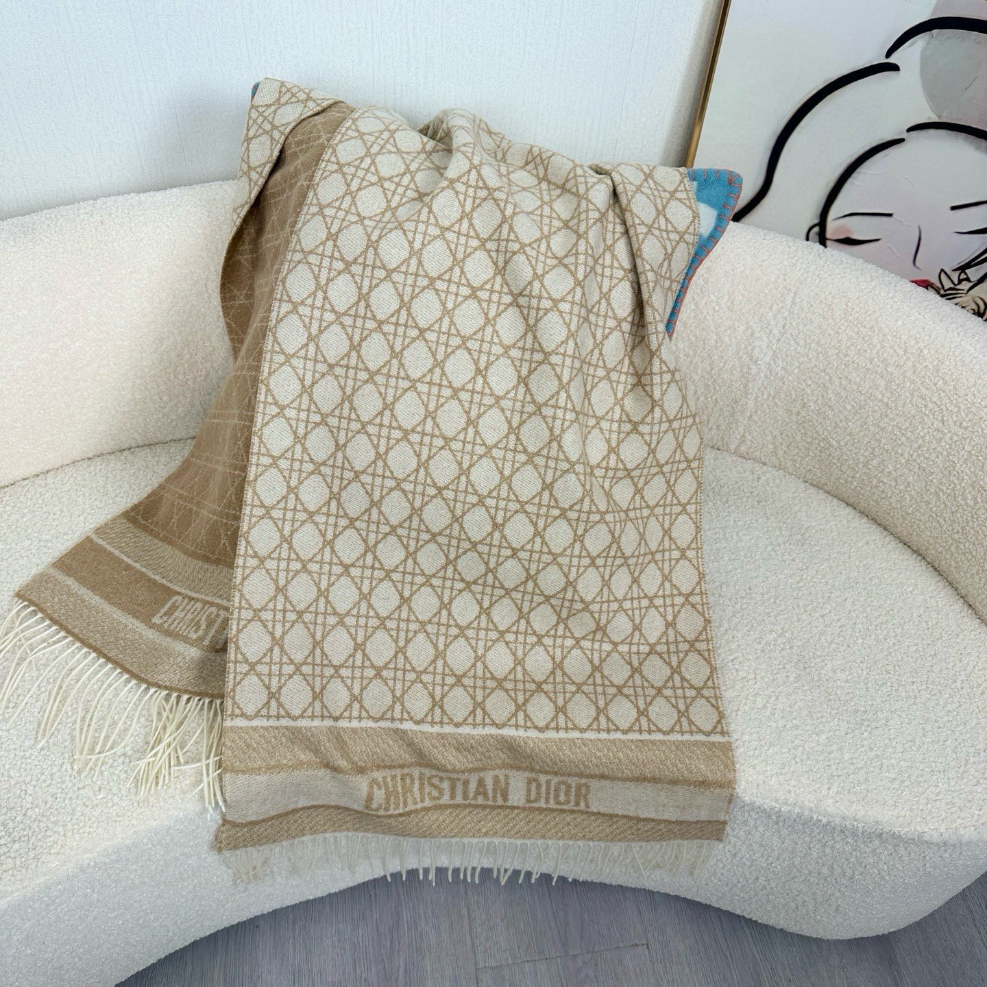 🆕CD新款菱格银丝羊绒双面提花大披肩‼️Blingbling 的银光闪闪，柔软亲肤，凭实力火出圈的经典款