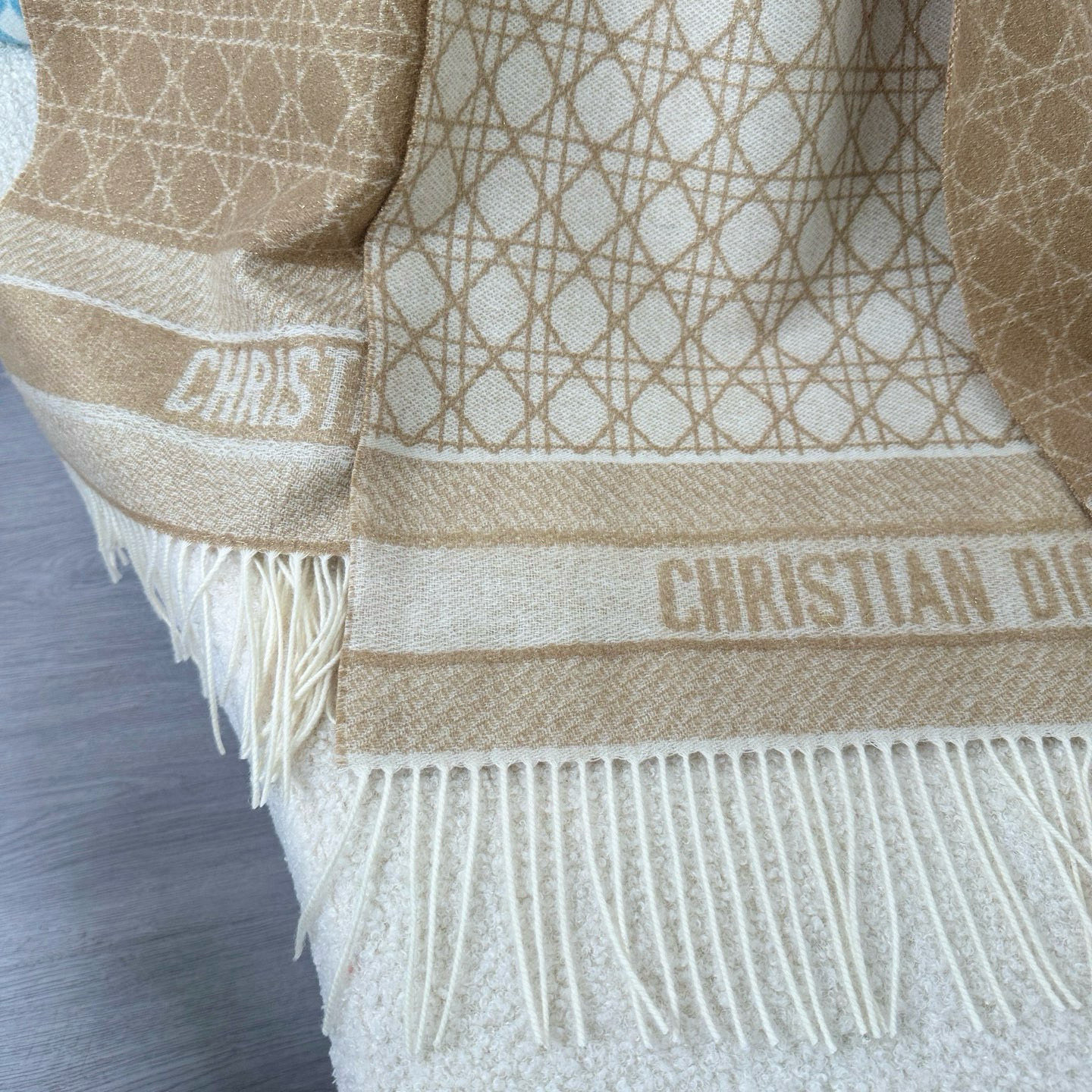 🆕CD新款菱格银丝羊绒双面提花大披肩‼️Blingbling 的银光闪闪，柔软亲肤，凭实力火出圈的经典款