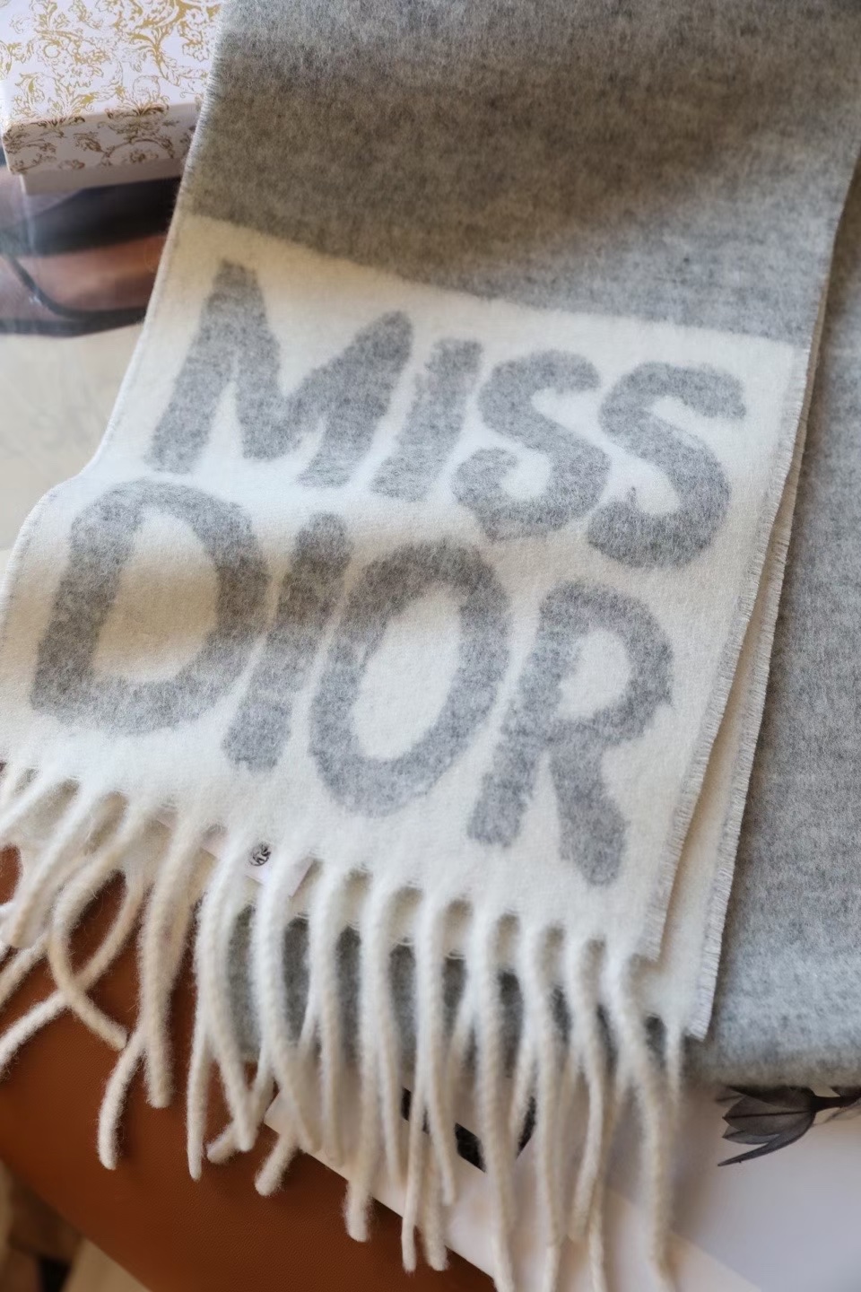 🆕我的天 真要給每人都要入的款 ！DIOR 冬季爆款羊絨围巾尺寸比常规細点，但不会累贅！撘大衣的绝配👍🏻