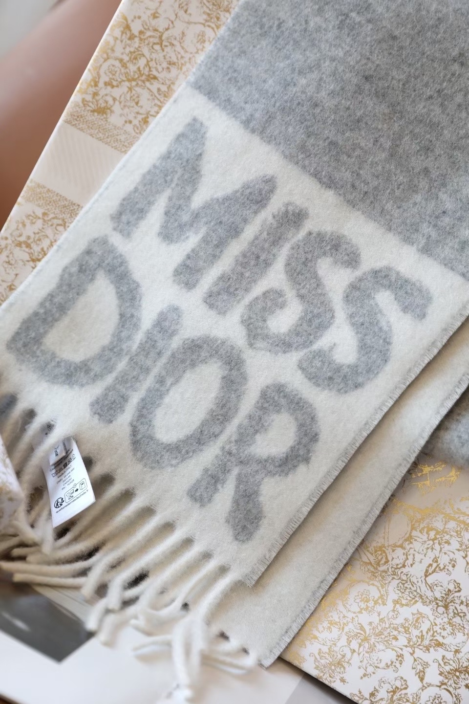 🆕我的天 真要給每人都要入的款 ！DIOR 冬季爆款羊絨围巾尺寸比常规細点，但不会累贅！撘大衣的绝配👍🏻