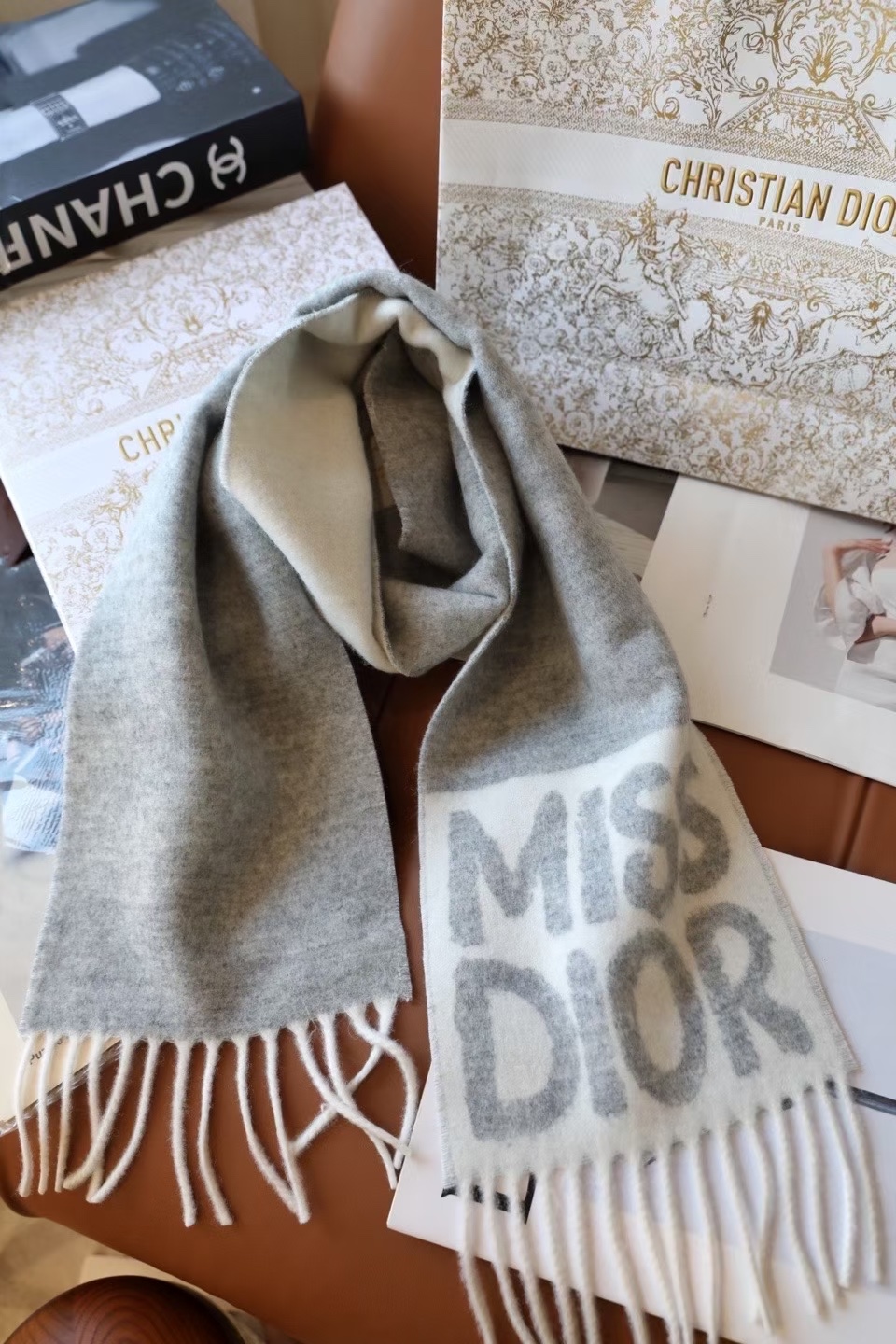 🆕我的天 真要給每人都要入的款 ！DIOR 冬季爆款羊絨围巾尺寸比常规細点，但不会累贅！撘大衣的绝配👍🏻