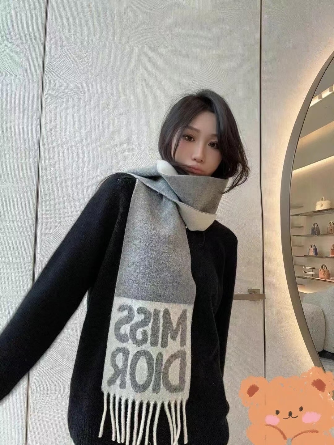 🆕我的天 真要給每人都要入的款 ！DIOR 冬季爆款羊絨围巾尺寸比常规細点，但不会累贅！撘大衣的绝配👍🏻