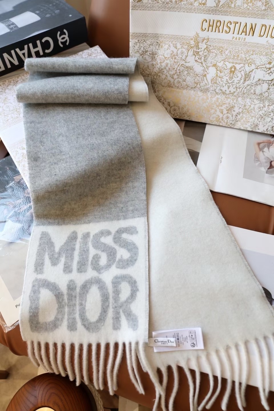 🆕我的天 真要給每人都要入的款 ！DIOR 冬季爆款羊絨围巾尺寸比常规細点，但不会累贅！撘大衣的绝配👍🏻