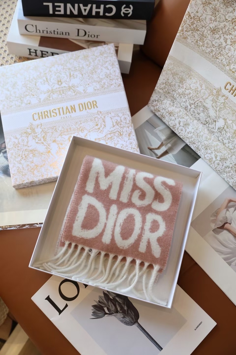 🆕我的天 真要給每人都要入的款 ！DIOR 冬季爆款羊絨围巾尺寸比常规細点，但不会累贅！撘大衣的绝配👍🏻