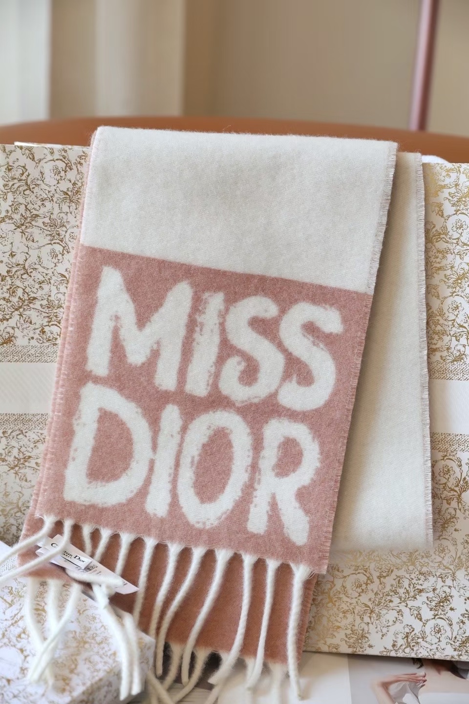 🆕我的天 真要給每人都要入的款 ！DIOR 冬季爆款羊絨围巾尺寸比常规細点，但不会累贅！撘大衣的绝配👍🏻