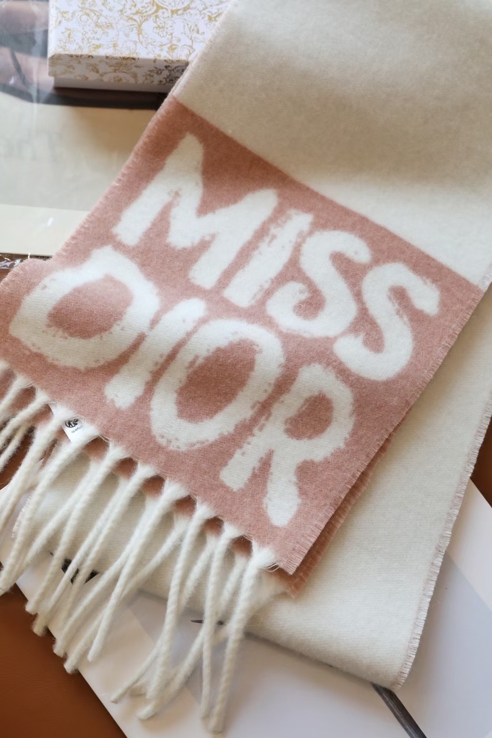 🆕我的天 真要給每人都要入的款 ！DIOR 冬季爆款羊絨围巾尺寸比常规細点，但不会累贅！撘大衣的绝配👍🏻