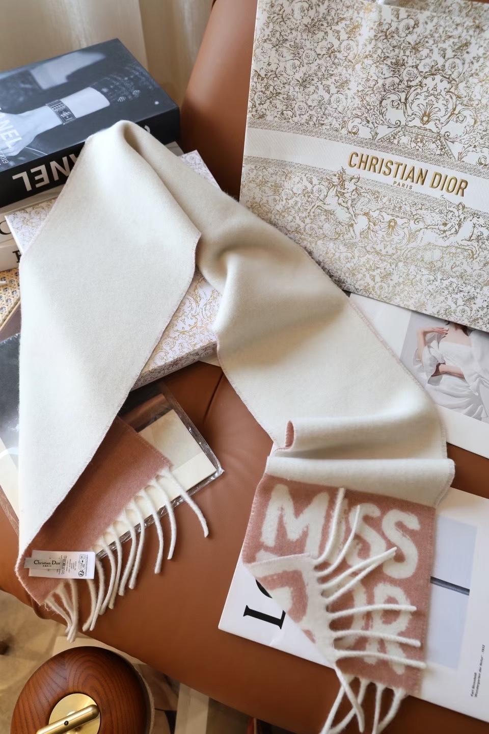 🆕我的天 真要給每人都要入的款 ！DIOR 冬季爆款羊絨围巾尺寸比常规細点，但不会累贅！撘大衣的绝配👍🏻