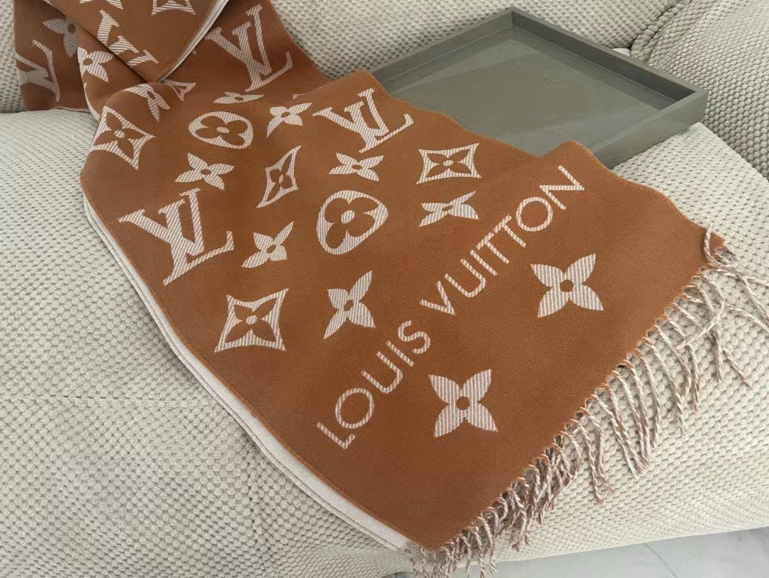 🆕驴家热度最高的嫩粉拼白围巾本款LVEssential围巾聚焦大元素，以Monogram图案和路易威登标