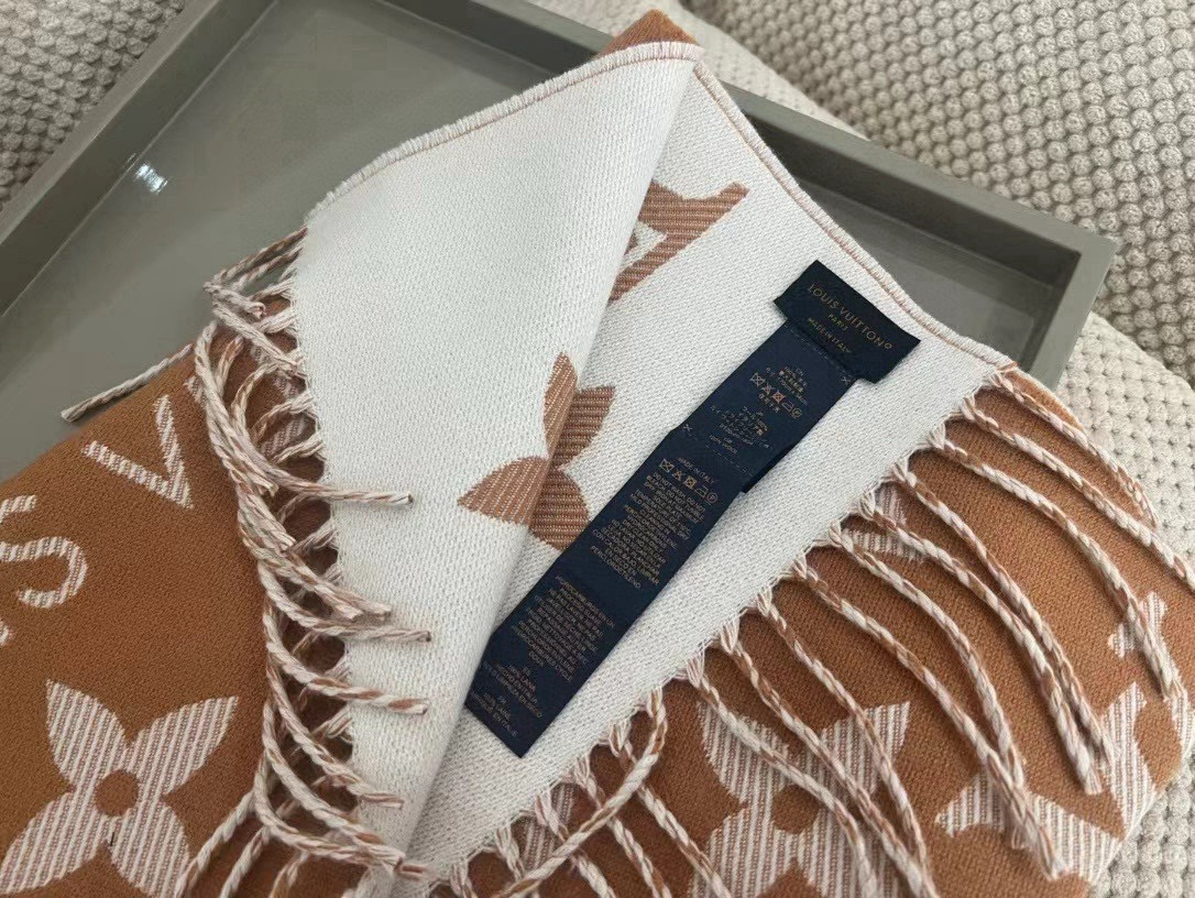 🆕驴家热度最高的嫩粉拼白围巾本款LVEssential围巾聚焦大元素，以Monogram图案和路易威登标