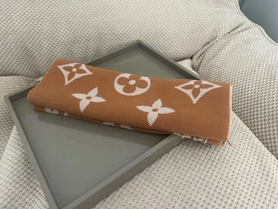 🆕驴家热度最高的嫩粉拼白围巾本款LVEssential围巾聚焦大元素，以Monogram图案和路易威登标