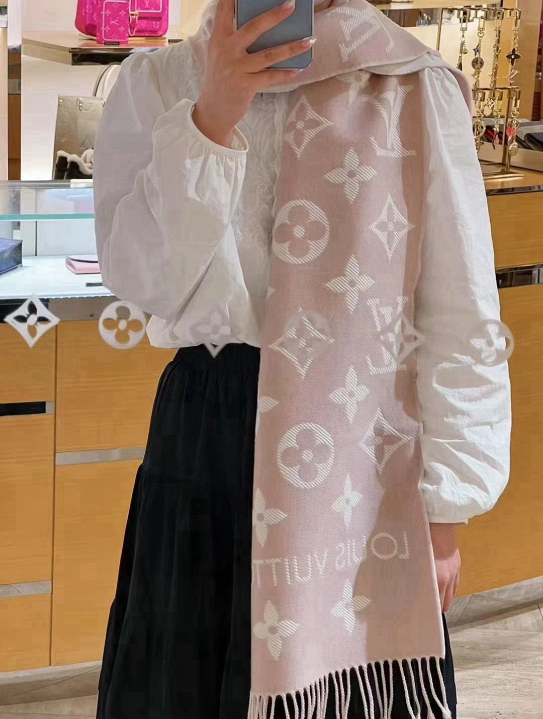 🆕驴家热度最高的嫩粉拼白围巾本款LVEssential围巾聚焦大元素，以Monogram图案和路易威登标