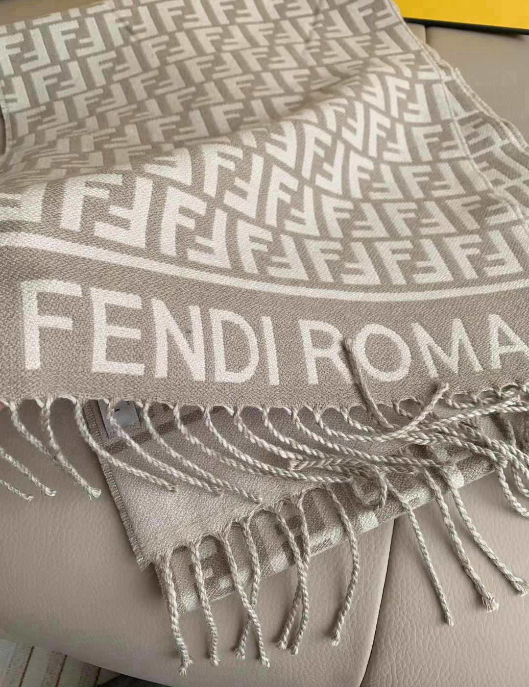 🆕‼️Fendi今年最火的围巾。全世界都在抢的老花FF字母款。主打的限量大极品‼️专柜也是有钱也很难买到