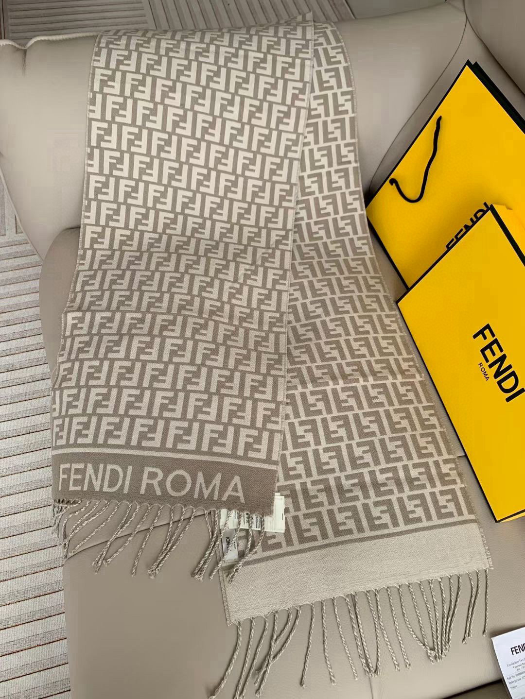 🆕‼️Fendi今年最火的围巾。全世界都在抢的老花FF字母款。主打的限量大极品‼️专柜也是有钱也很难买到