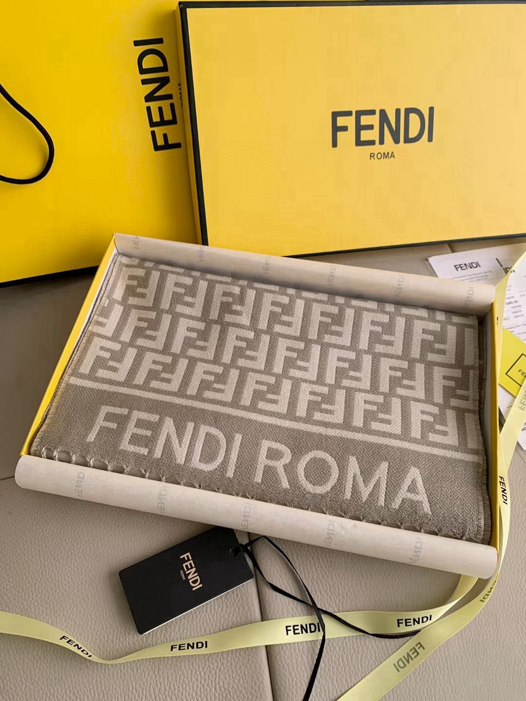 🆕‼️Fendi今年最火的围巾。全世界都在抢的老花FF字母款。主打的限量大极品‼️专柜也是有钱也很难买到