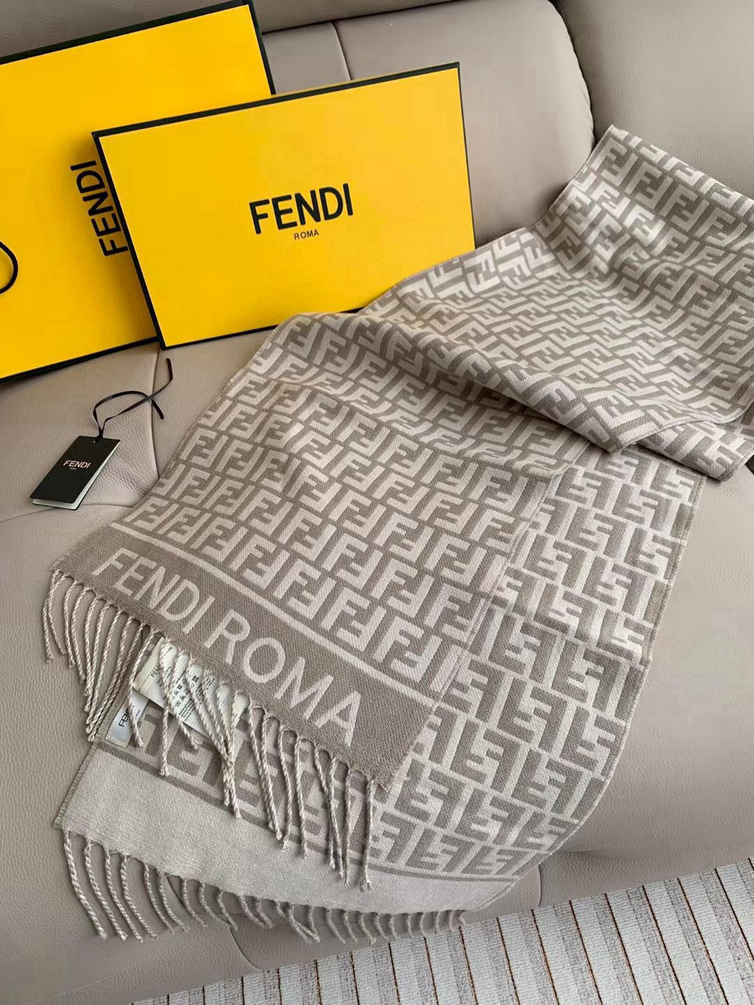 🆕‼️Fendi今年最火的围巾。全世界都在抢的老花FF字母款。主打的限量大极品‼️专柜也是有钱也很难买到