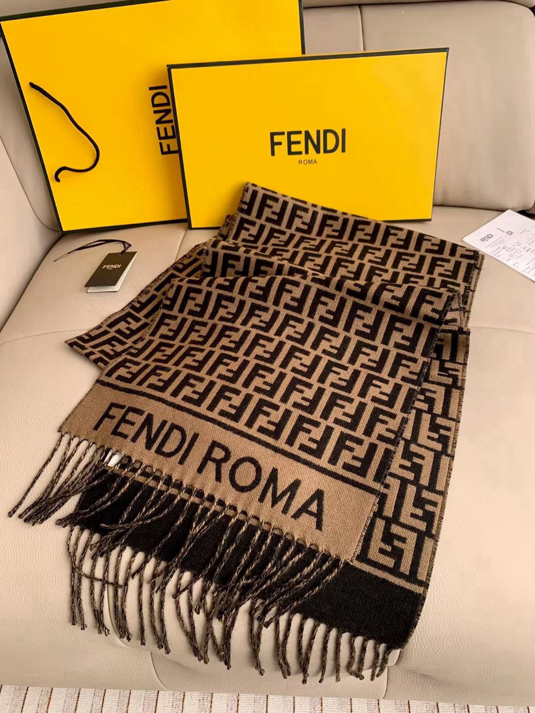 🆕‼️Fendi今年最火的围巾。全世界都在抢的老花FF字母款。主打的限量大极品‼️专柜也是有钱也很难买到