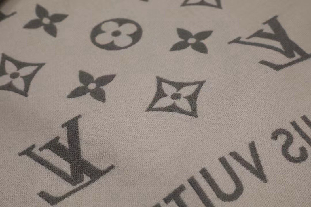 🆕LV新款 · All About Monogram 围巾瞩目放大经典 Monogram 图案，彰显潮流