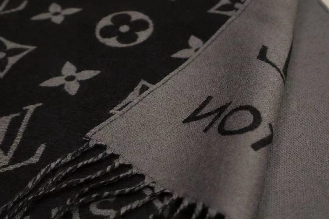 🆕LV新款 · All About Monogram 围巾瞩目放大经典 Monogram 图案，彰显潮流