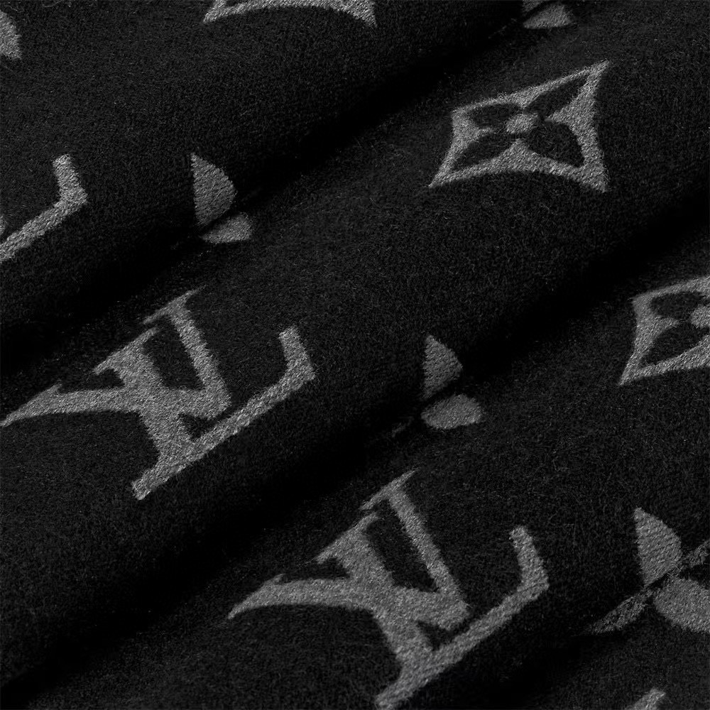 🆕LV新款 · All About Monogram 围巾瞩目放大经典 Monogram 图案，彰显潮流