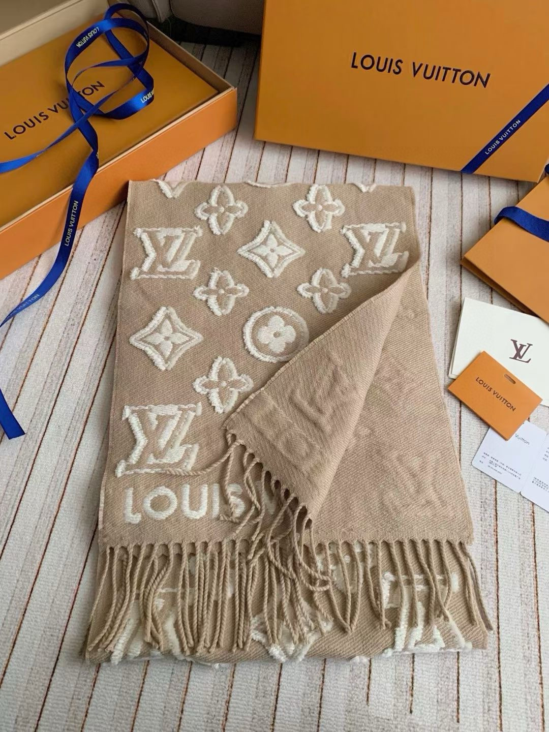 🆕LV3D围巾为柔软毛绒混纺织入Monogram图案，再以撞色羊毛皮演绎瞩目3D效果。剪花工艺令两面呈现