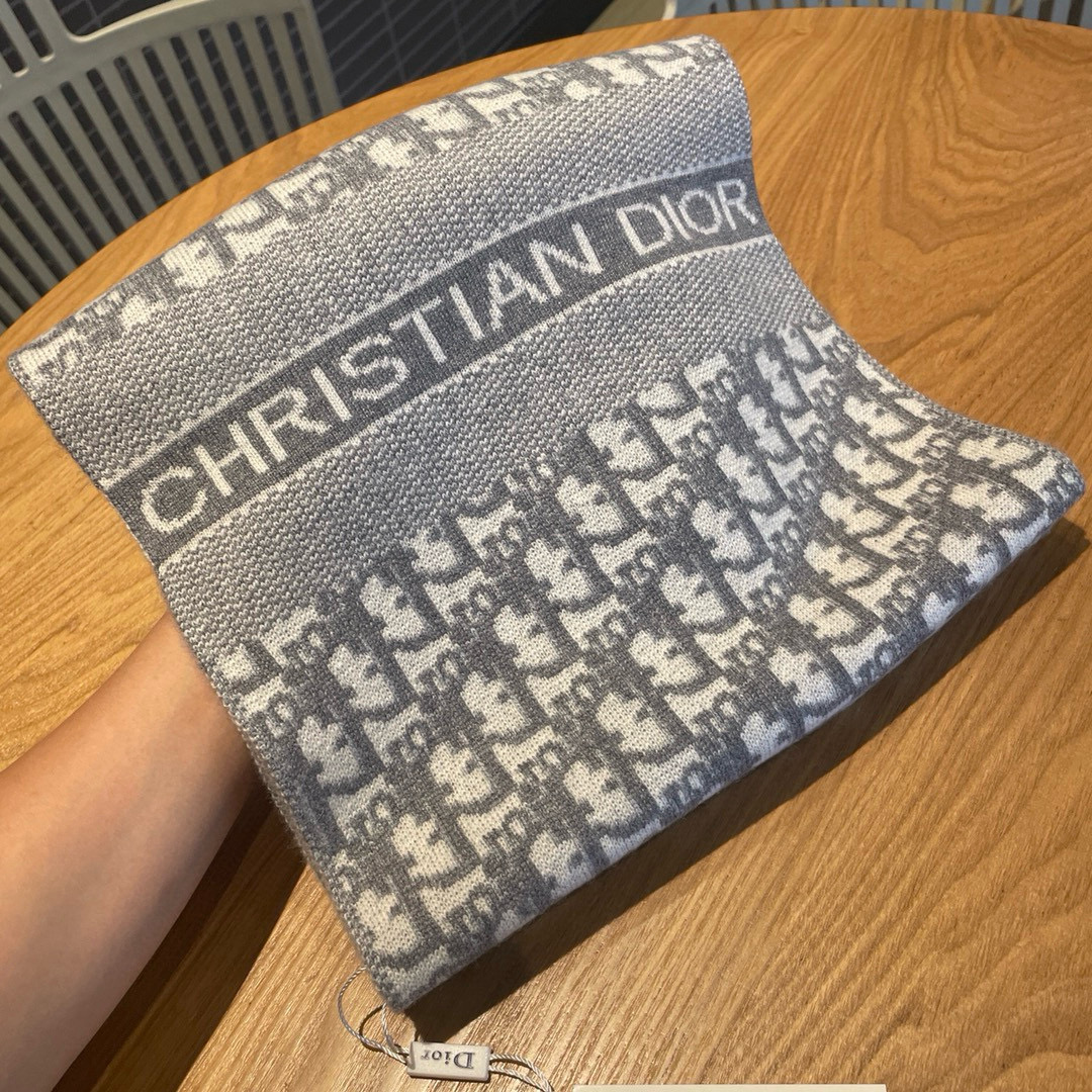 🆕Dior · 大D家经典秋冬款❗️针织双面提花风格，高端设计师配色均考虑上身效果和色彩饱和度，色泽会浓
