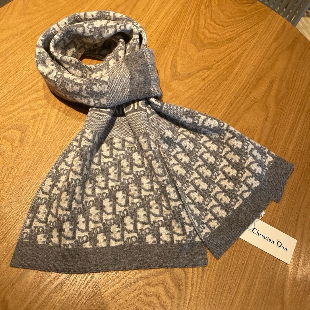 🆕Dior · 大D家经典秋冬款❗️针织双面提花风格，高端设计师配色均考虑上身效果和色彩饱和度，色泽会浓