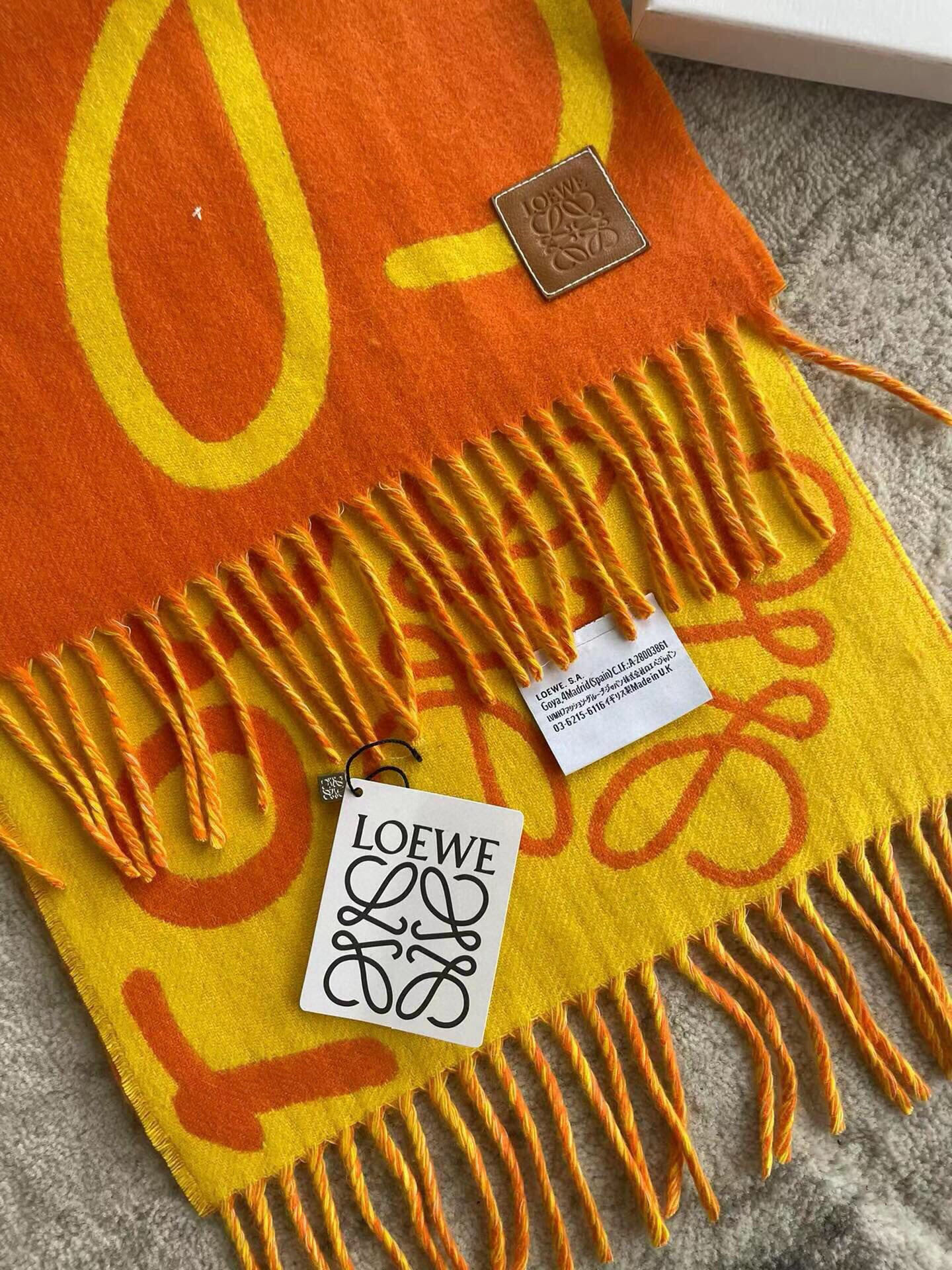 🆕Loewe · 罗意威涂鸦款双面围巾，男女同款。loewe超美新款围巾！超级推荐入手！超难买哦！原单品