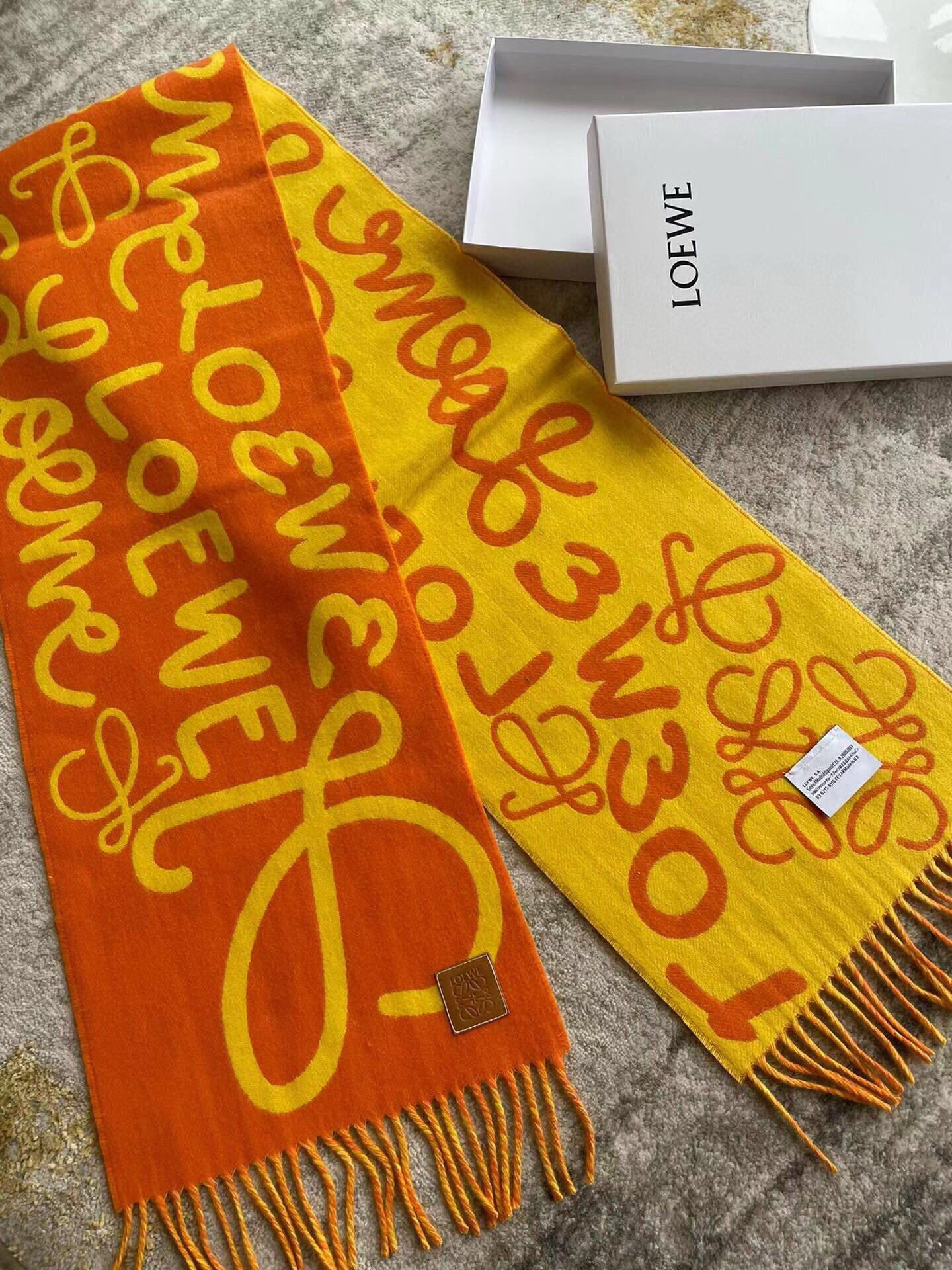 🆕Loewe · 罗意威涂鸦款双面围巾，男女同款。loewe超美新款围巾！超级推荐入手！超难买哦！原单品