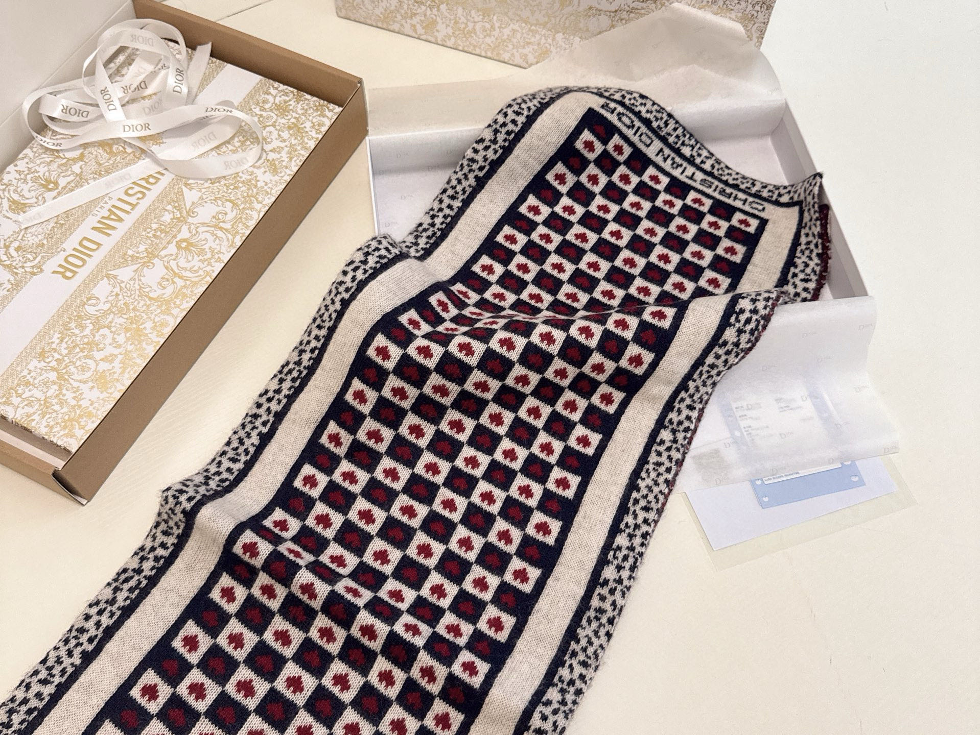 🆕Dior · 经典爱心❤️针织长巾‼️永远不出错的出场方式，既使再过多少年都是如此❤️TA的高级与优雅