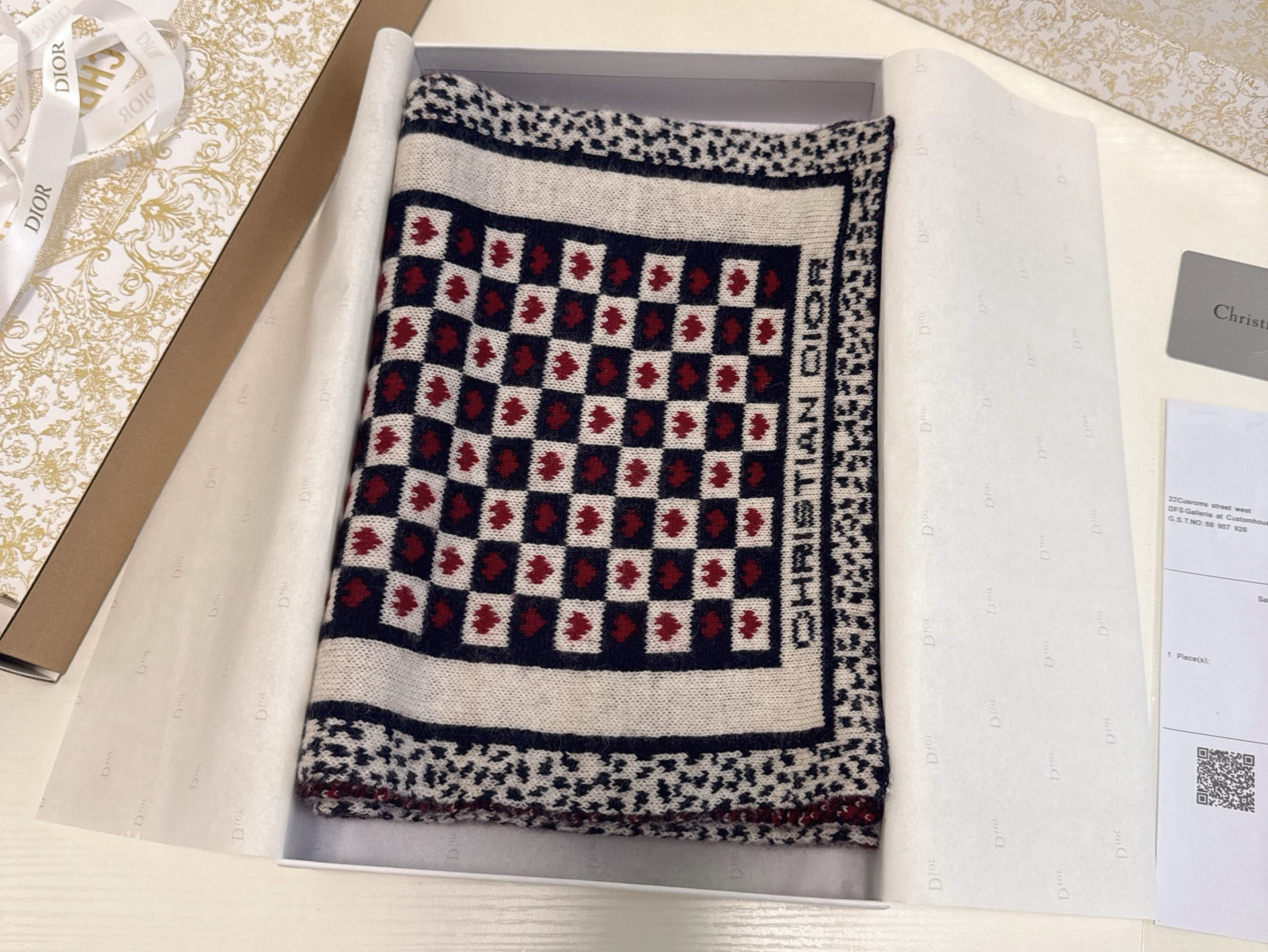 🆕Dior · 经典爱心❤️针织长巾‼️永远不出错的出场方式，既使再过多少年都是如此❤️TA的高级与优雅