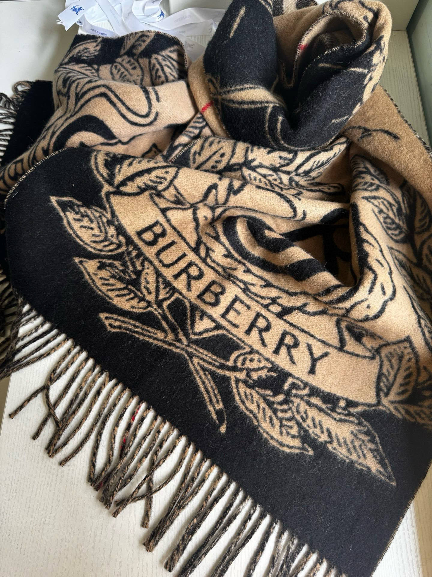 🆕Burberry ·双面两用风暴骑士图案羊绒围巾❗️于意大利工坊精制而成。以风暴夜空为背景，巧妙糅合马