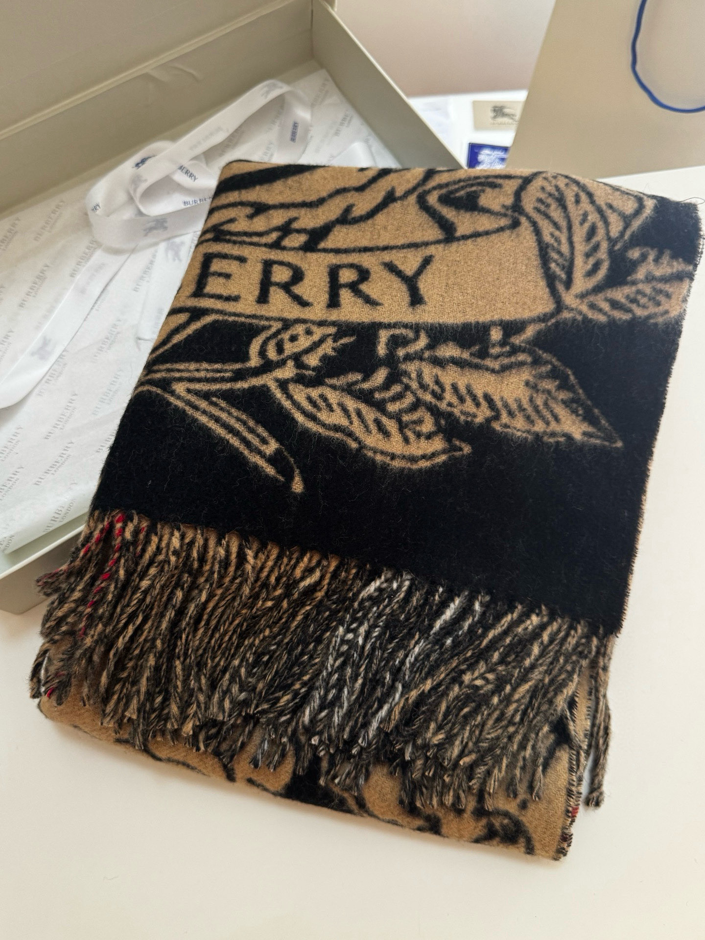 🆕Burberry ·双面两用风暴骑士图案羊绒围巾❗️于意大利工坊精制而成。以风暴夜空为背景，巧妙糅合马