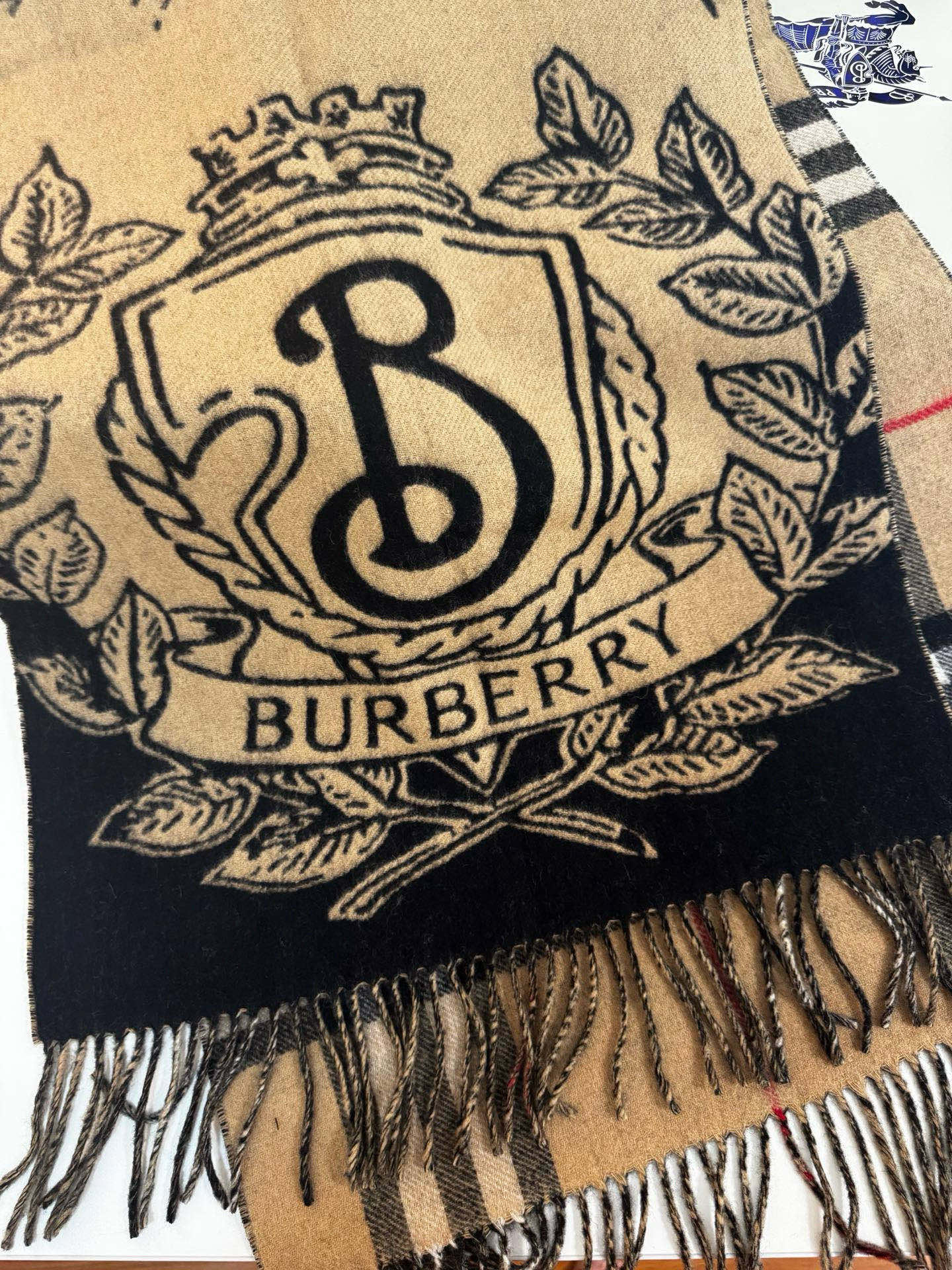 🆕Burberry ·双面两用风暴骑士图案羊绒围巾❗️于意大利工坊精制而成。以风暴夜空为背景，巧妙糅合马
