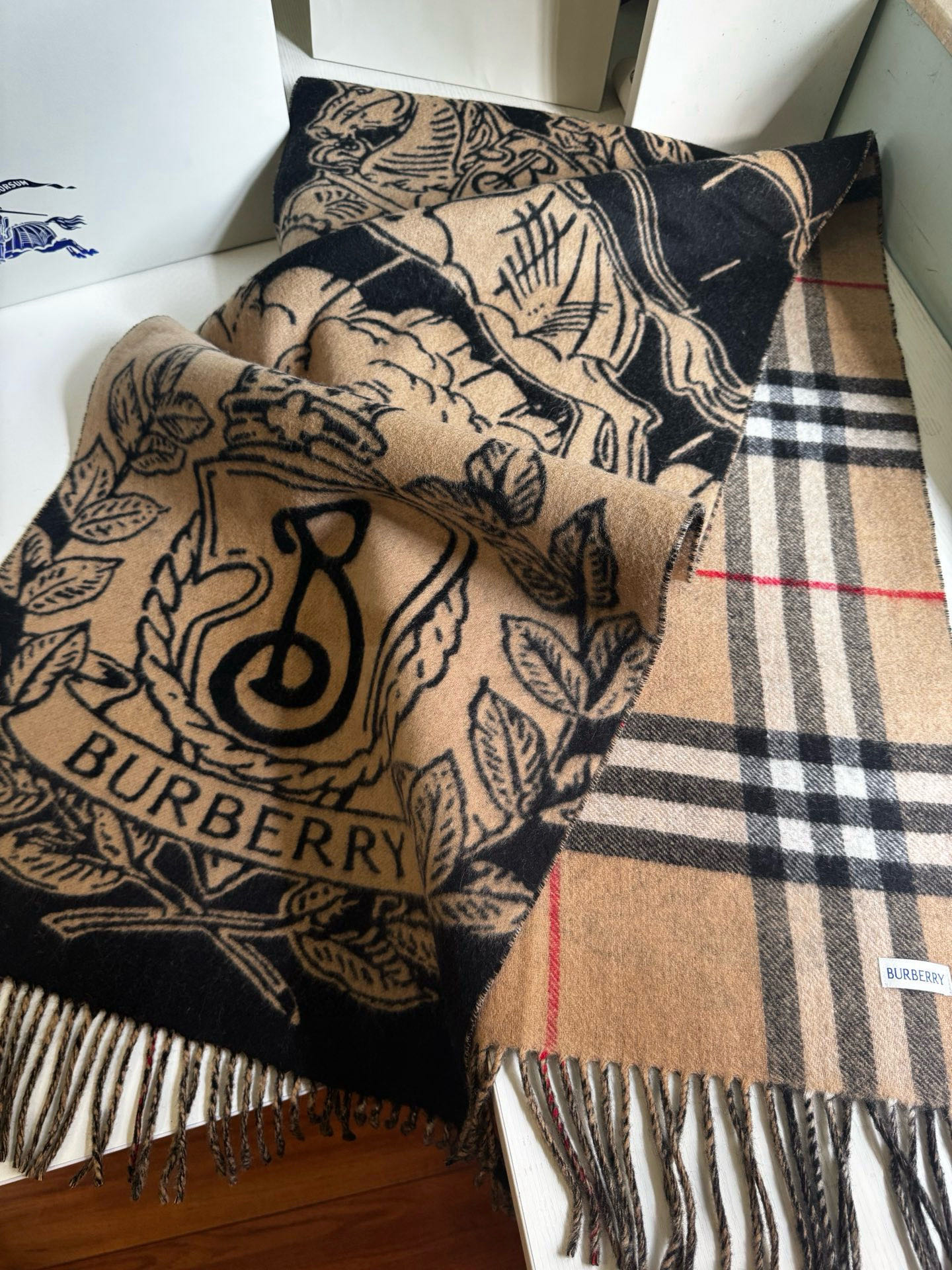 🆕Burberry ·双面两用风暴骑士图案羊绒围巾❗️于意大利工坊精制而成。以风暴夜空为背景，巧妙糅合马