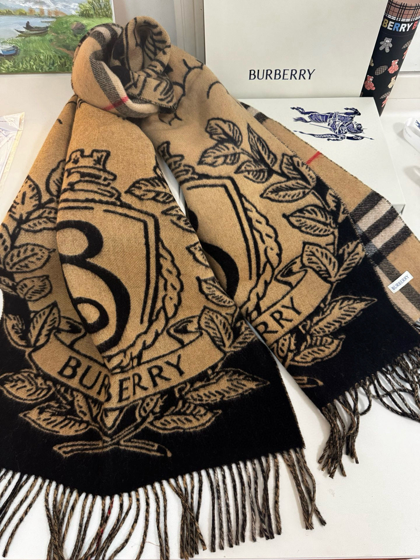 🆕Burberry ·双面两用风暴骑士图案羊绒围巾❗️于意大利工坊精制而成。以风暴夜空为背景，巧妙糅合马