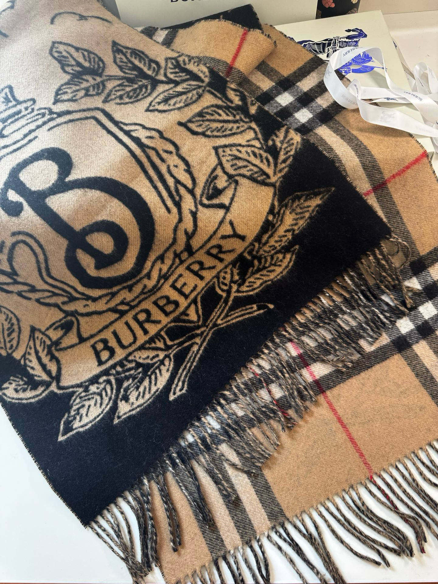 🆕Burberry ·双面两用风暴骑士图案羊绒围巾❗️于意大利工坊精制而成。以风暴夜空为背景，巧妙糅合马