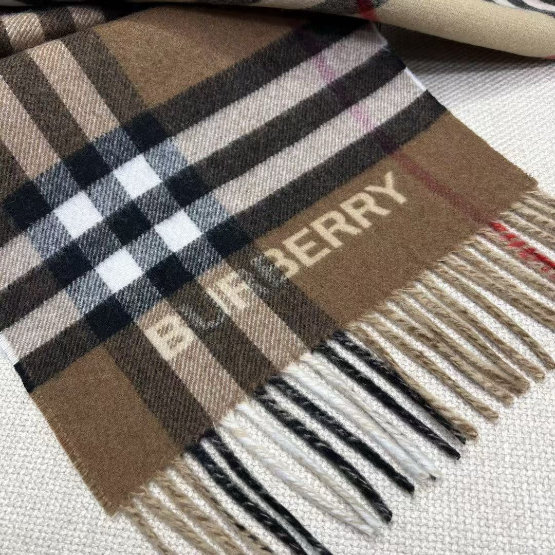 🆕𝐁𝐔𝐑𝐁𝐄𝐑𝐑𝐘对比感格纹想要温暖冬季的必备百搭单品，今年冬天保证 出镜率No. 1⃣️B家羊绒拼色围