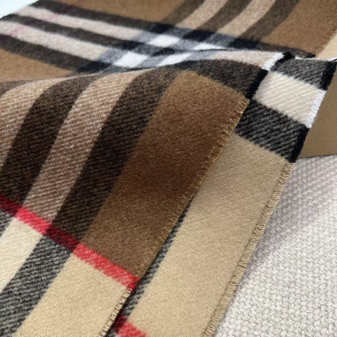 🆕𝐁𝐔𝐑𝐁𝐄𝐑𝐑𝐘对比感格纹想要温暖冬季的必备百搭单品，今年冬天保证 出镜率No. 1⃣️B家羊绒拼色围