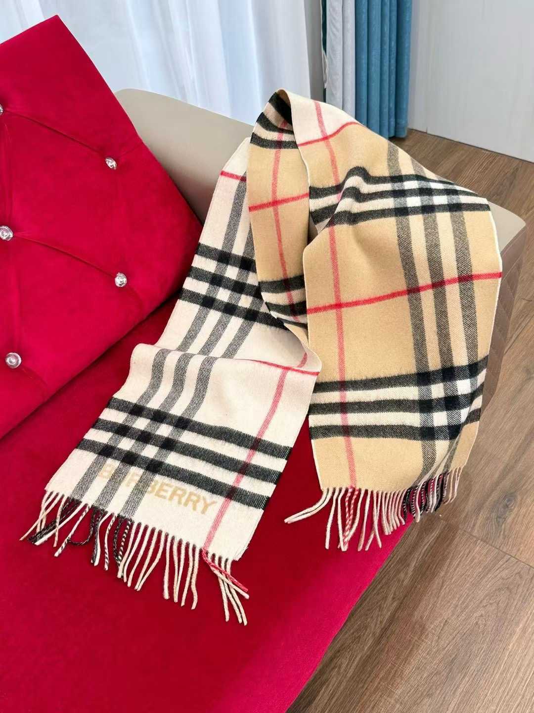 🆕𝐁𝐔𝐑𝐁𝐄𝐑𝐑𝐘对比感格纹想要温暖冬季的必备百搭单品，今年冬天保证 出镜率No. 1⃣️B家羊绒拼色围