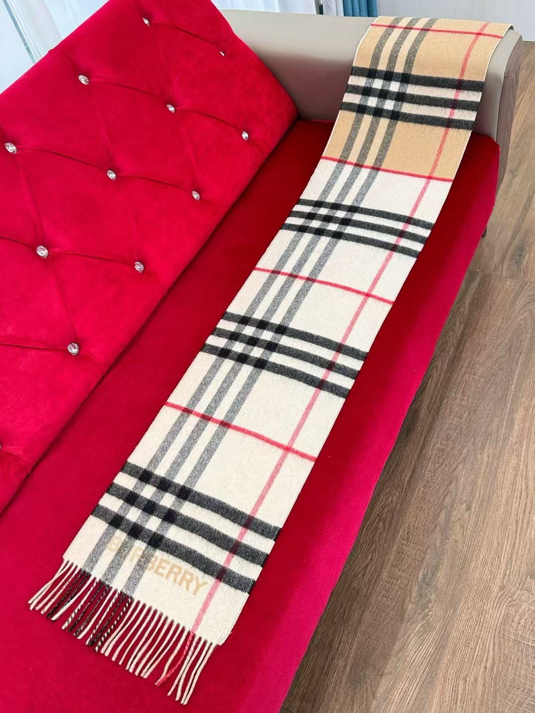 🆕𝐁𝐔𝐑𝐁𝐄𝐑𝐑𝐘对比感格纹想要温暖冬季的必备百搭单品，今年冬天保证 出镜率No. 1⃣️B家羊绒拼色围